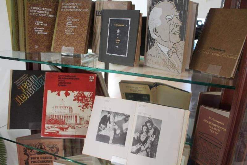 Книжная выставка в библиотеке Хасавюрта рассказывает о драматических театрах нашей страны