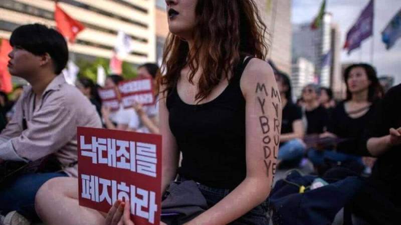 Бунт феминизма: в Южной Корее митингующие требуют назначать женщин на руководящие посты в полиции