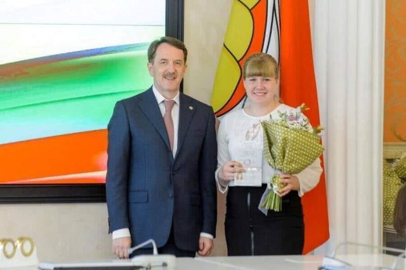 Воронежский губернатор вручил паспорта юным жителям региона