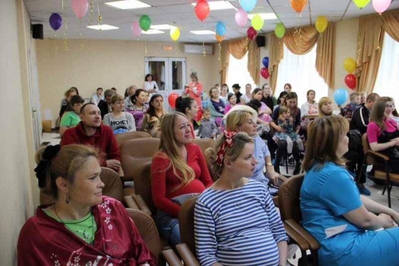 Роддома Москвы поздравили своих пациенток с Днем матери