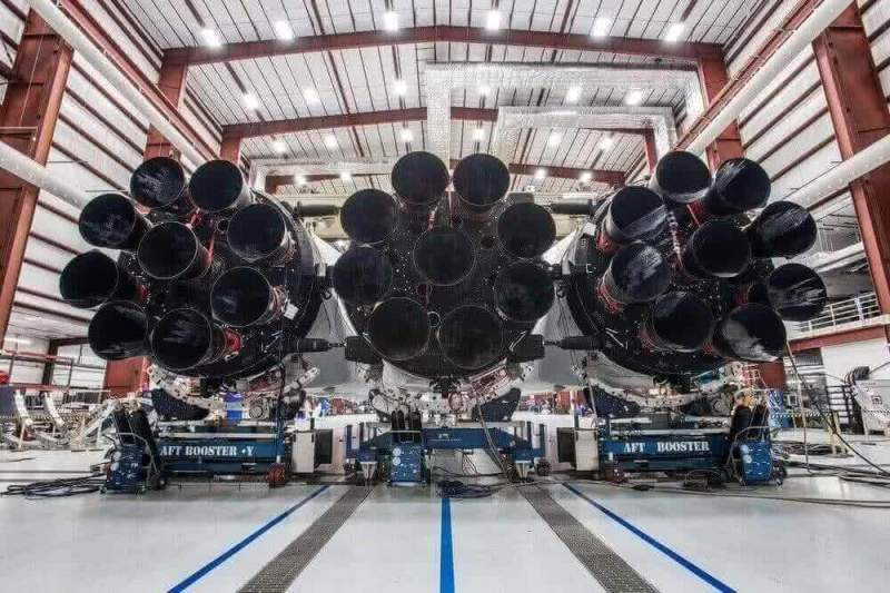 Илон Маск представил фотографии окончания сборки Falcon Heavy