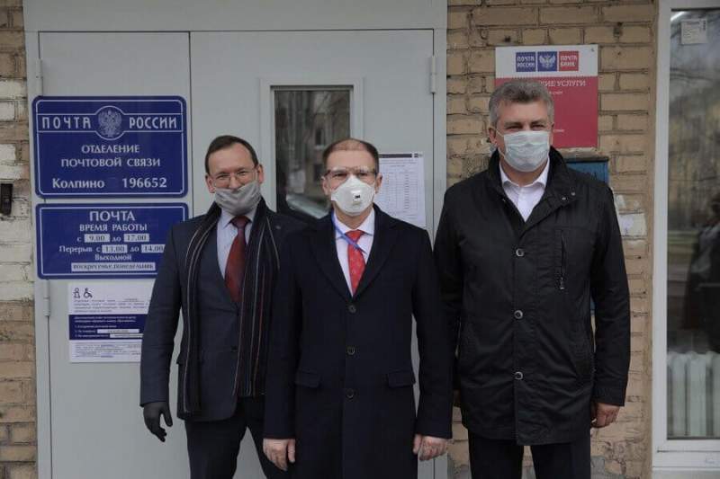 Михаил Романов посетил открытие отремонтированного здания почты в Колпино