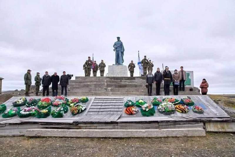 Жители Диксона отметили 75-летие со дня героической обороны поселка в Великой Отечественной войне