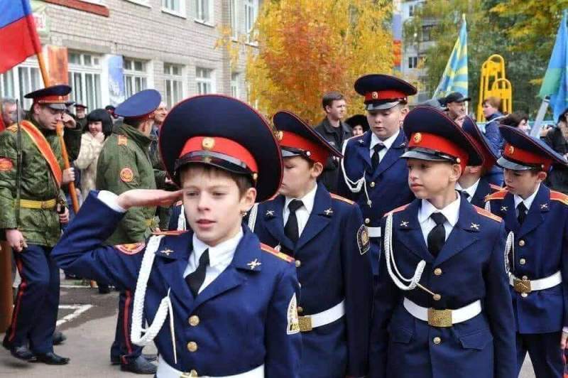 Педагогов приглашают на работу в Президентское кадетское училище