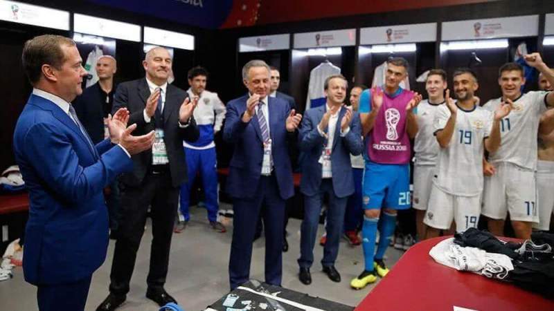 ЧМ-2018: Дмитрий Медведев побывал в раздевалке сборной России после победы над Испанией