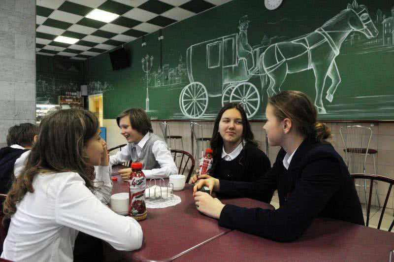 Урок – с медиатекой, на перемене – в школьный ресторан: в Москве модернизируют систему образования