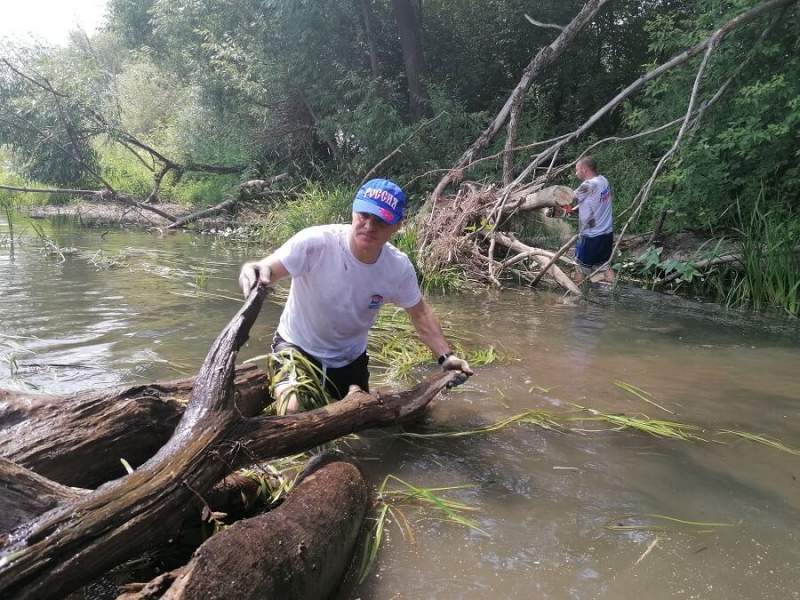 Советник губернатора Московской области вместе с экологами расчистил пляж на речке Большая Смедова
