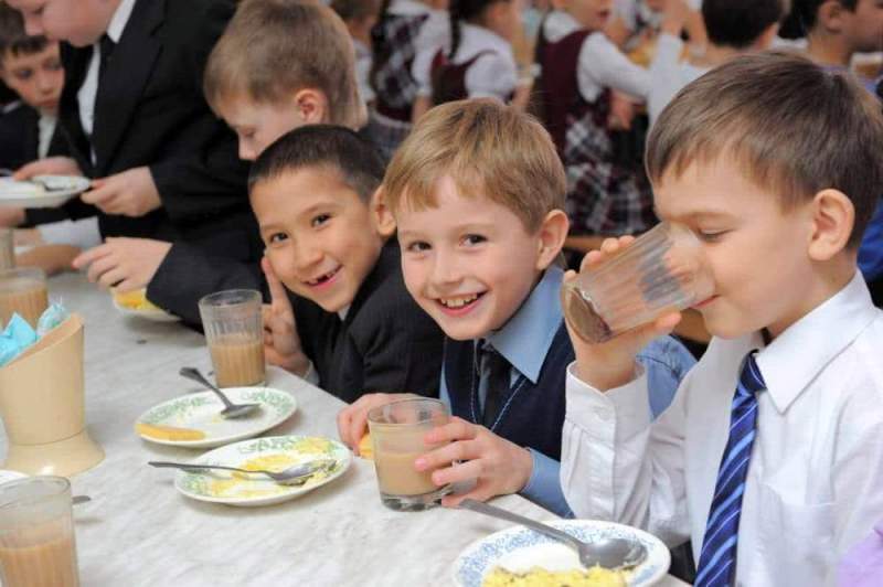 Петербургские школьники, нуждающиеся в особенной диете, получат денежную компенсацию от правительства