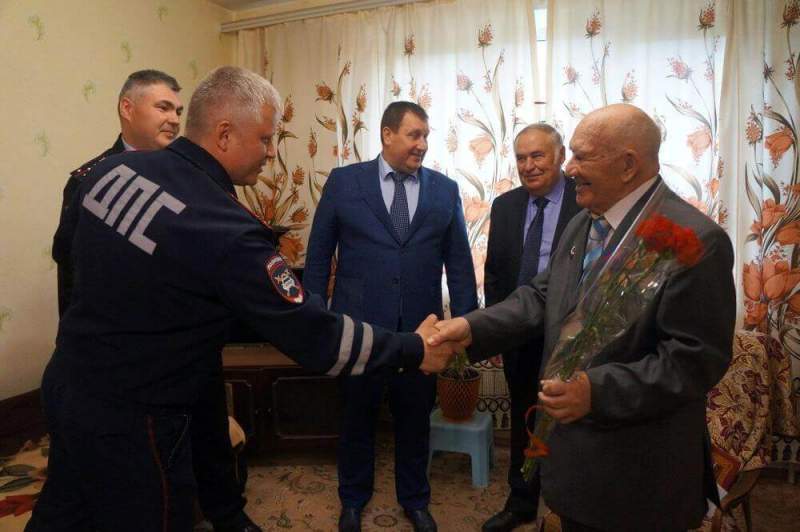 Сотрудники УВД по ЮВАО поздравили ветерана Великой Отечественной войны с 93-летием
