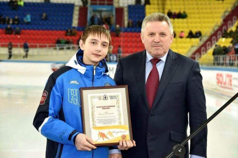 Губернатор Хабаровского края Вячеслав Шпорт наградил победителей первенства и чемпионов мира по хоккею с мячом 2016 года