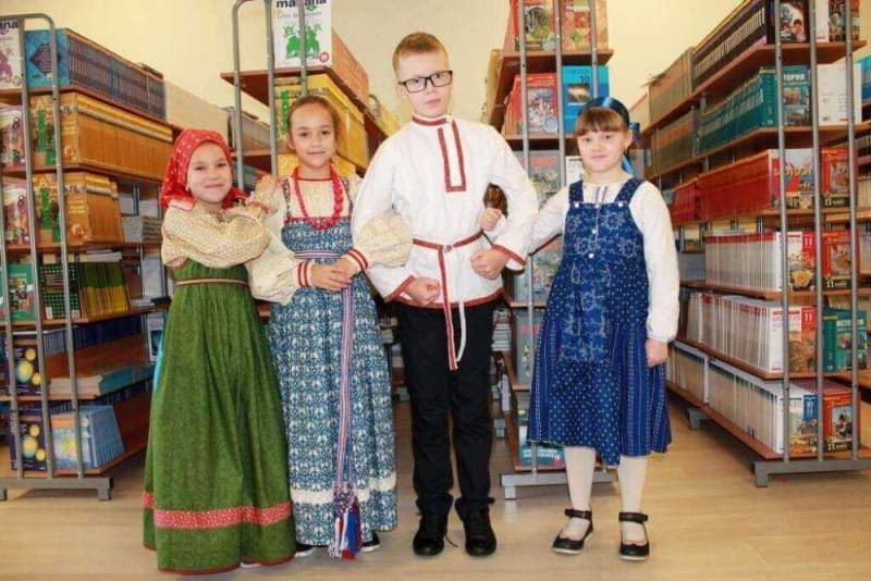 Вместо школьной формы дети надели национальные костюмы