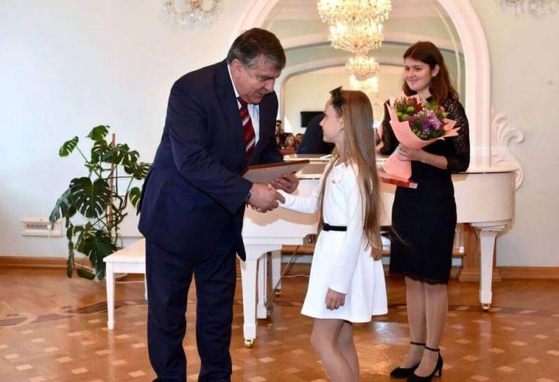 В Хабаровске вручили стипендии Губернатора одаренным детям и талантливой молодежи