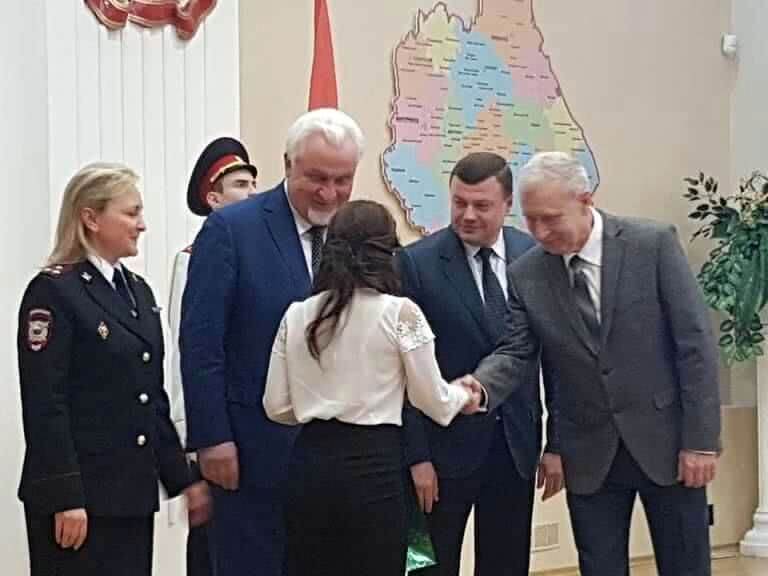Губернатор Александр Никитин вручил паспорта одаренным школьникам области