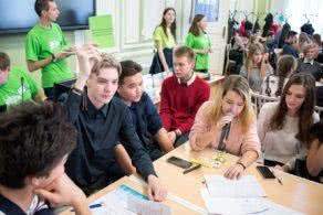 Собрать БМВ, сыграть в гандбол и приготовить десерт: московских школьников готовят к будущим профессиям