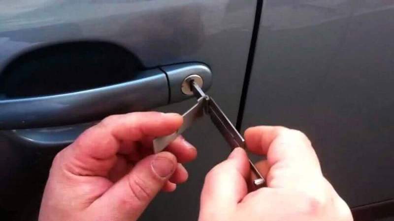 Как открыть машину, если ключ остался внутри?