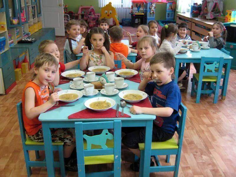 Лаваш из подвала и булочки вместо обеда: чем кормят школьников в Армении