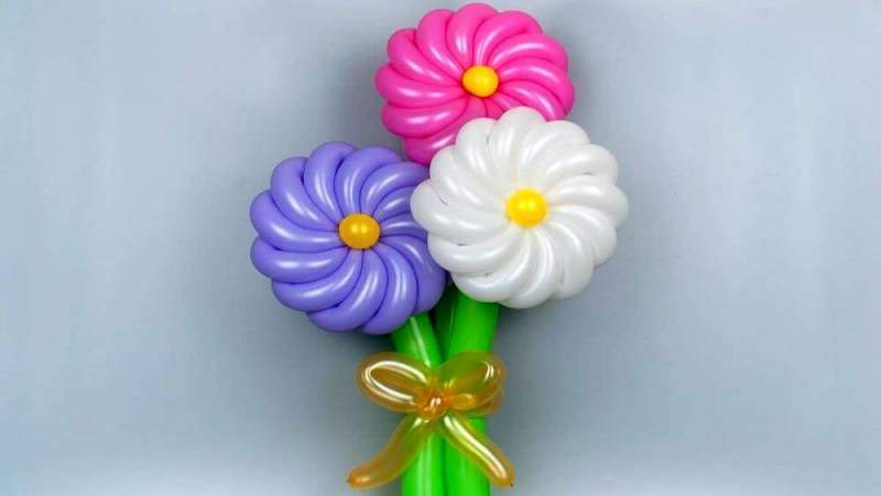 Делаем цветочную композицию из надувных шаров своими руками