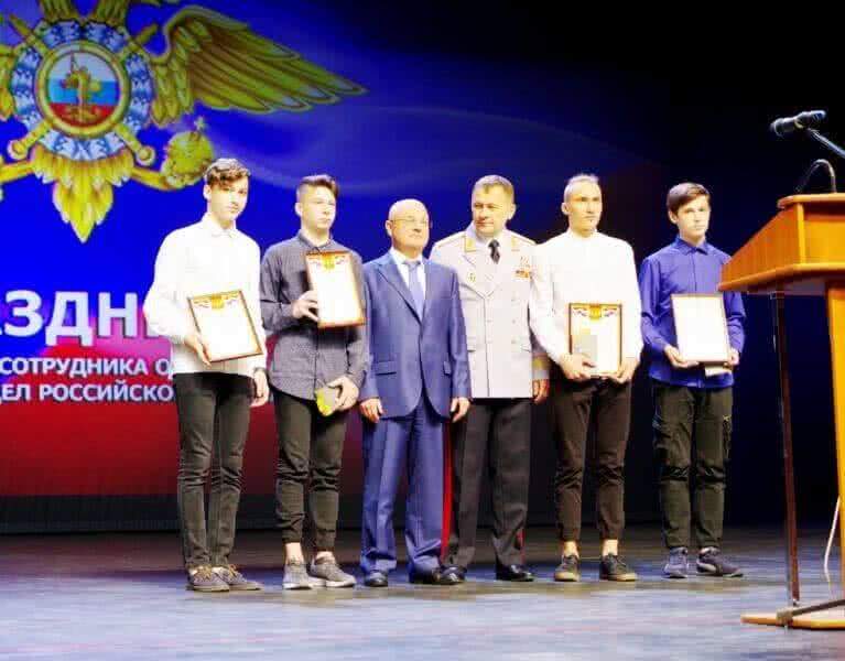 Начальник УВД по ЮВАО ГУ МВД России по г. Москве наградил четырех подростков за проявленное мужество во время пожара