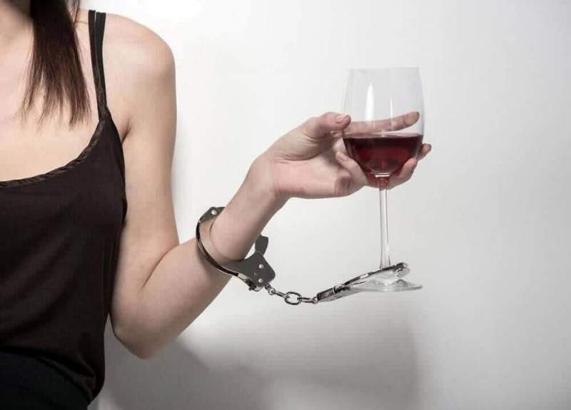 Объяснен негатив по отношению к пьющим женщинам