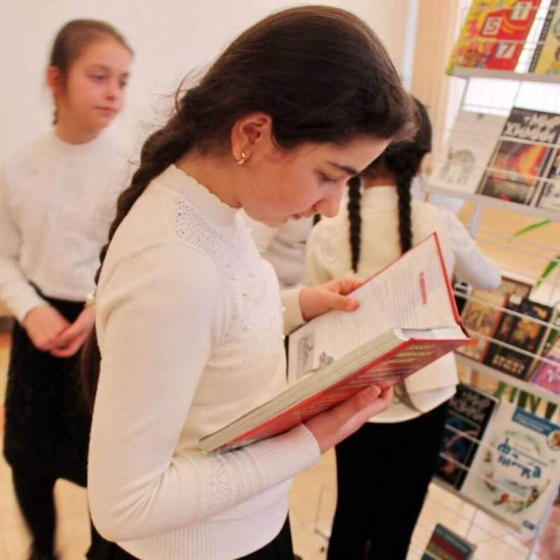 В центре внимания юных читателей библиотеки Хасавюрта научно-популярные издания
