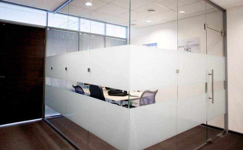 Разновидности и критерии выбора офисных перегородок из закаленного стекла