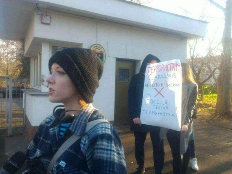 "Политический террорист": Россияне протестуют против прибывшего в Сочи Сараджа