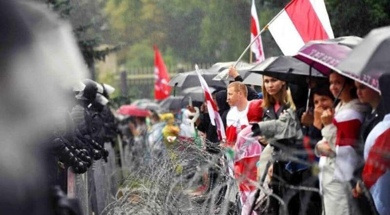 Эксперты объяснили, почему Запад финансирует белорусские протесты
