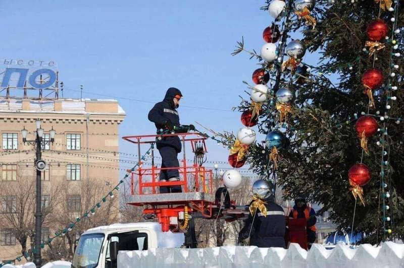 На главной площади Хабаровска начался демонтаж зимнего городка
