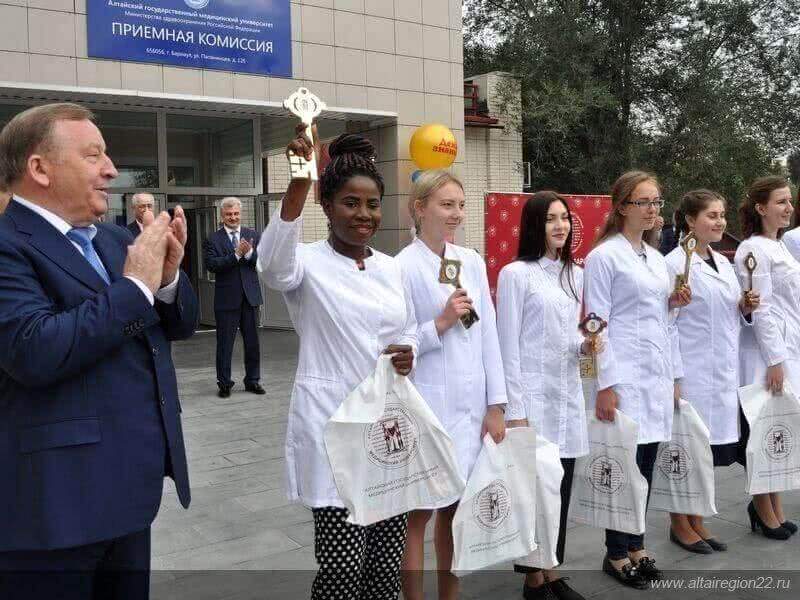 Губернатор Александр Карлин вручил символические «ключи знаний» лучшим первокурсникам Алтайского медицинского университета