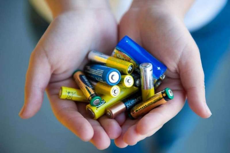 Почему нельзя просто так выбрасывать батарейки в урну?