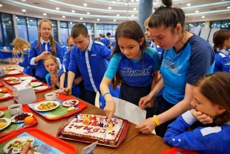 Время подводить итоги и загадывать желания: главный Дед Мороз страны посетил «Артек»