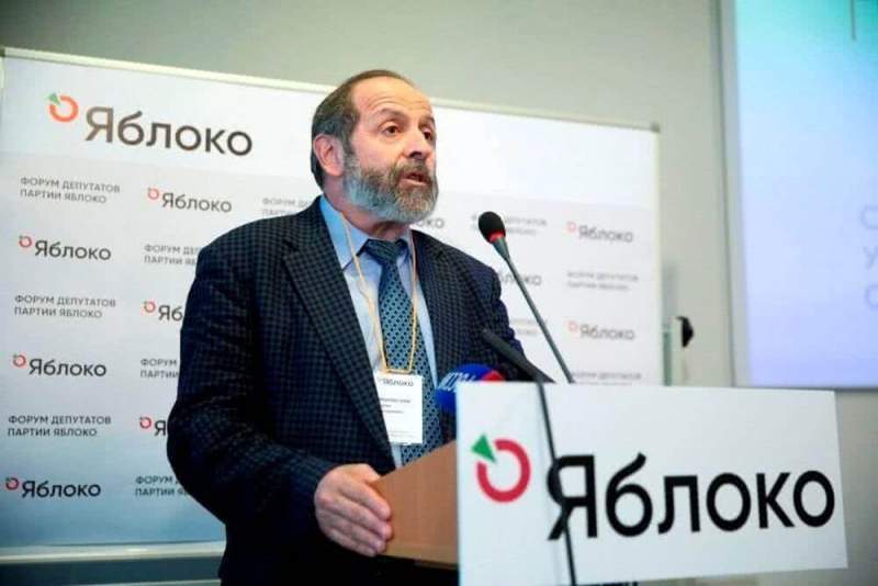 Петербургскую партию «Яблоко» упрекнули в подлости и предательстве