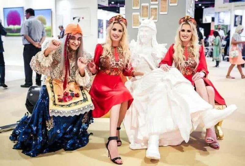 Русская Баба Яга с внучками Катей и Волгой Король произвели фурор на выставке «WorldArtDubai»