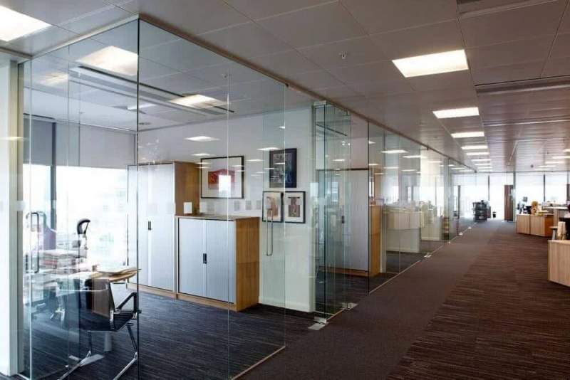 Разновидности и критерии выбора офисных перегородок из закаленного стекла