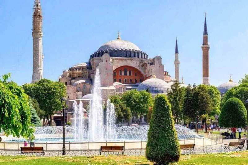 Эрдоган разозлил христиан мусульманской молитвой в православном храме 