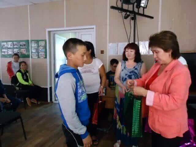 Артисты театра им. А.М. Топанова поздравили детей деревни Карагай с началом учебного года