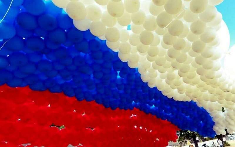 Москву украсили ко Дню Государственного флага России