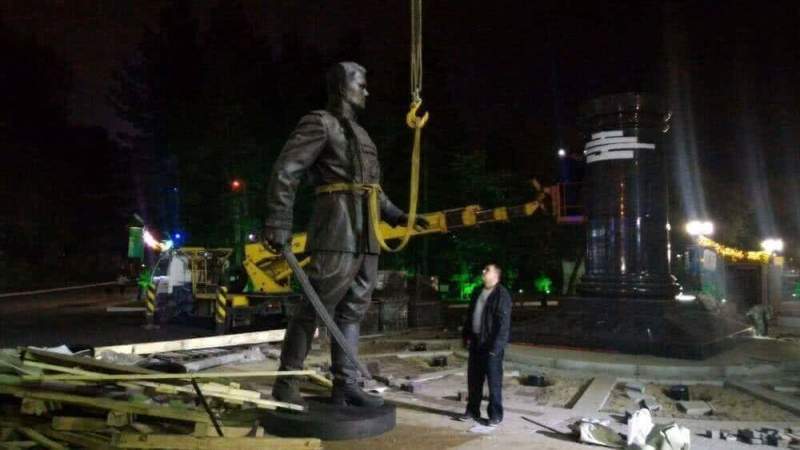 В Хабаровске завершена установка памятника Маршалу Василевскому