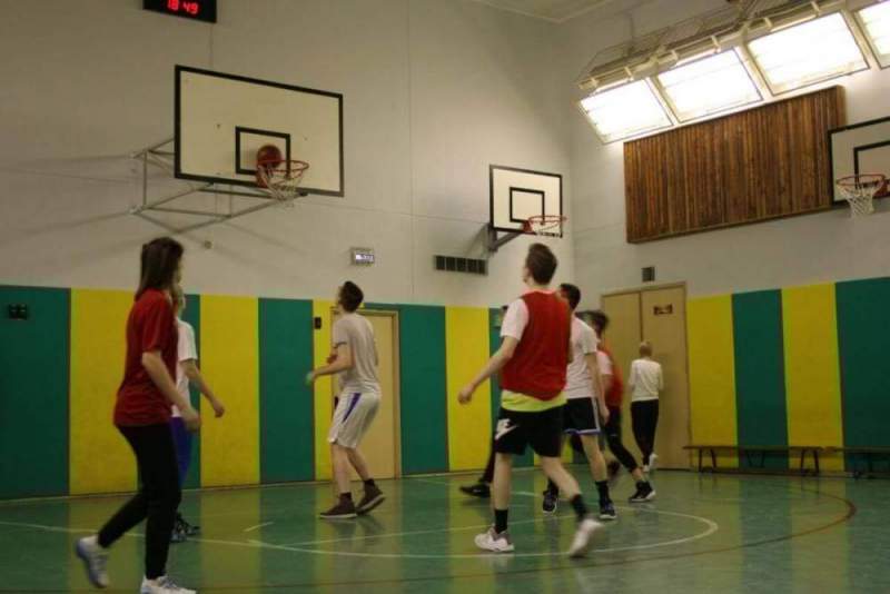 Встреча выпускников школы №1368 завершилась баскетбольным матчем