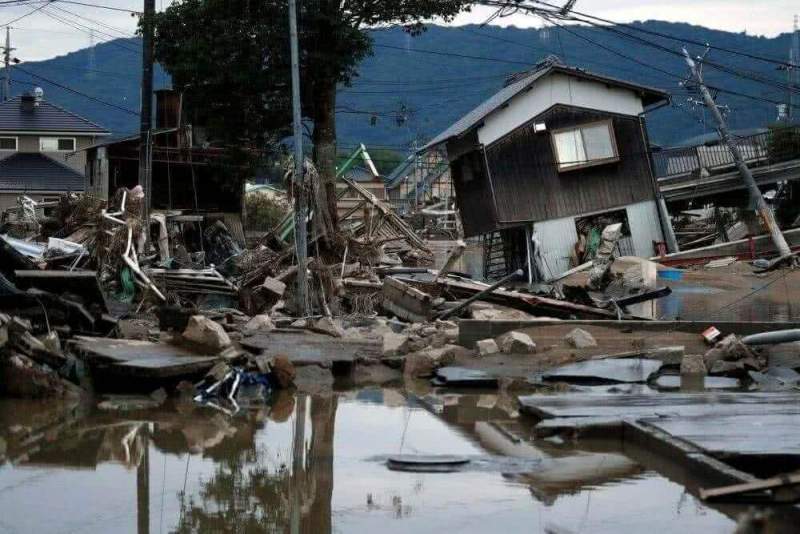 Японский премьер решил отменить все зарубежные поездки из-за наводнений