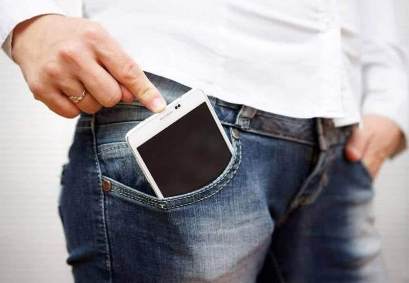 Мобильный телефон в кармане брюк может быть опасен для мужского здоровья