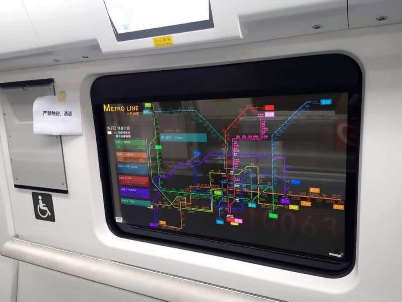 LG установила прозрачные OLED-экраны вместо окон в метро