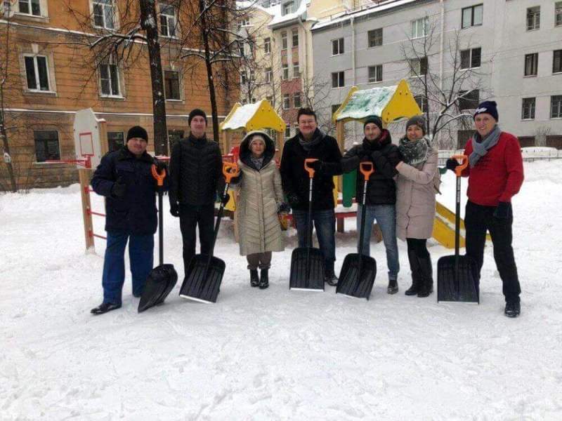 Аномальные снегопады в Петербурге: все силы брошены на очистку города от заносов
