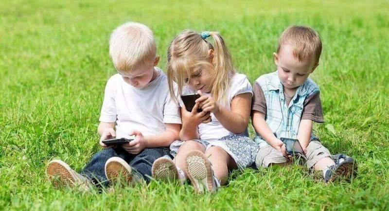 Как защитить телефон, если он в руках ребенка: 4 полезных аксессуаров, которые уберегут смартфон от повреждений