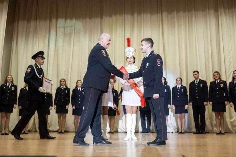 Отличников учебы 2017 года наградили в Дальневосточном юридическом институте МВД России