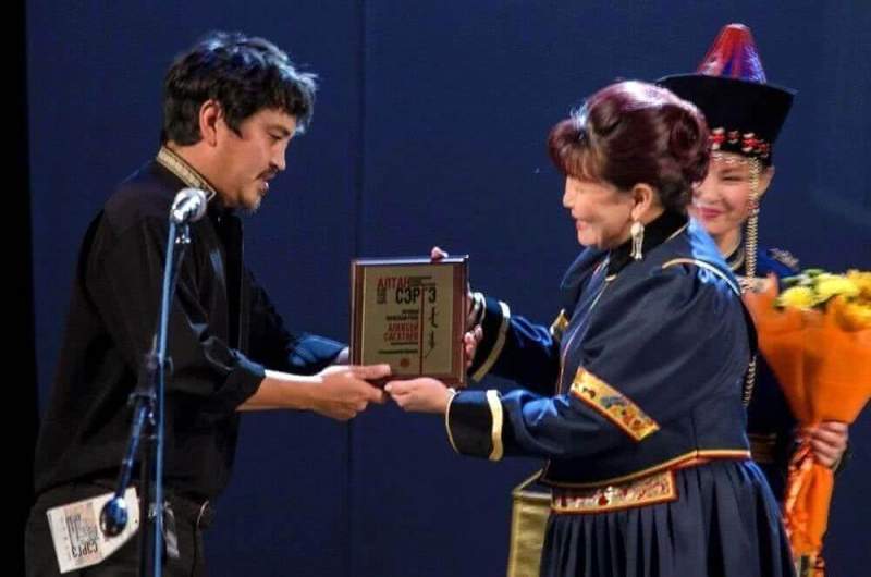 Жюри международного фестиваля «Алтан Сэргэ» поделилось мнениями о спектакле «Сумасшедший Муклай»