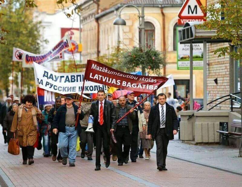 Латвийский депутат призвал власти общаться с народом на русском языке
