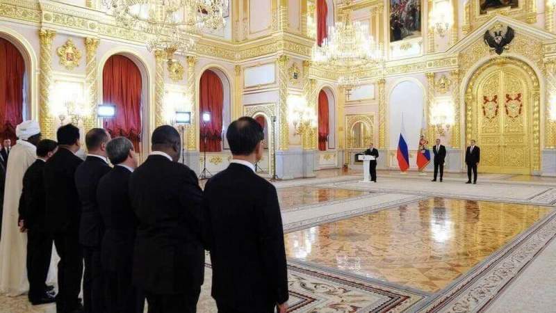 Путин пообещал уважительно относиться к иностранным послам
