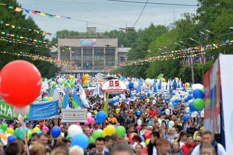 Более 20 тысяч комсомольчан стали участниками праздничного шествия по центральным улицам города