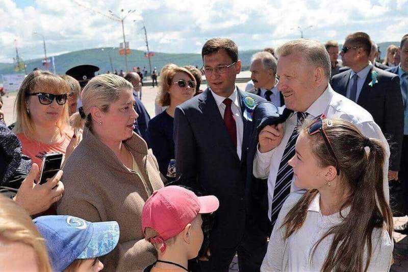 Губернатор Хабаровского края вручил паспорта юным комсомольчанам